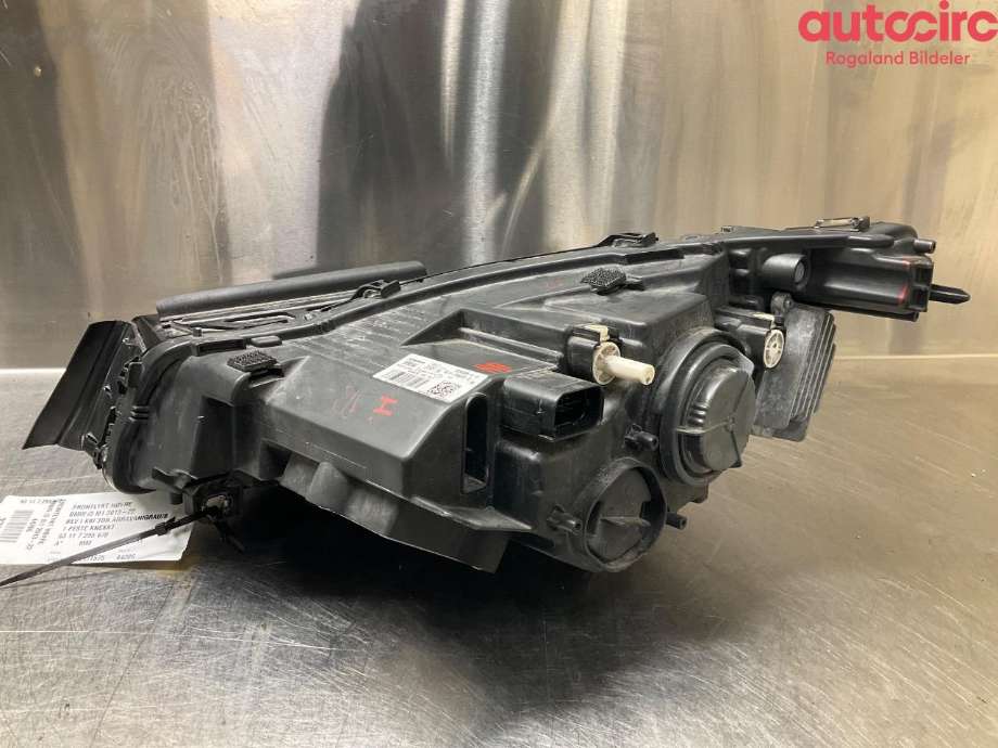 Frontlykt høyre halogen til BMW i3 2013-2022  (63 11 7 295 670|)