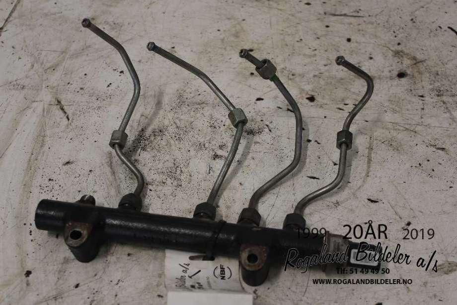 Dyseskinne (fuelrail) til Peugeot Partner 2008-2015 (Type II, Fase 1)  (PEUGEOT|1570 Q4|)