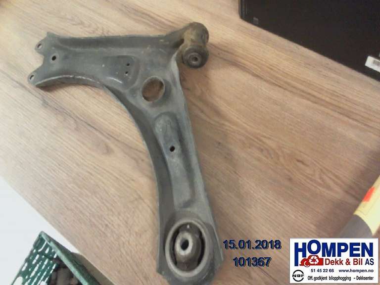 Bærebru høyre foran nedre til VW Caddy, 2010-2015 (Type III, Fase 2) (VOLKSWAGEN|1K0407152BG)