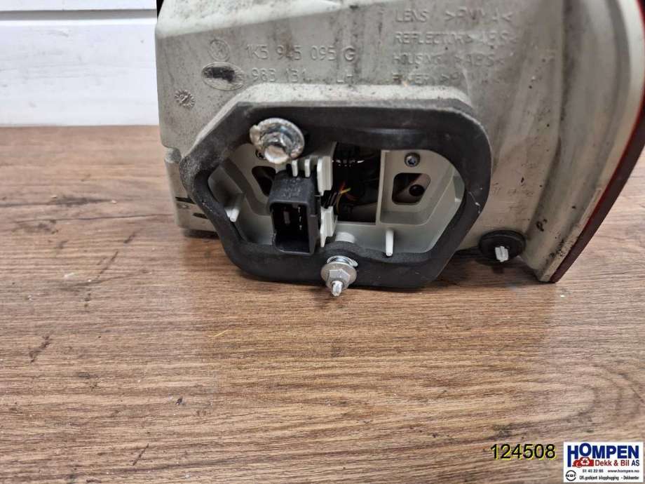 Baklykt venstre til VW Jetta 2005-2010 (VOLKSWAGEN|1K5945095G|)