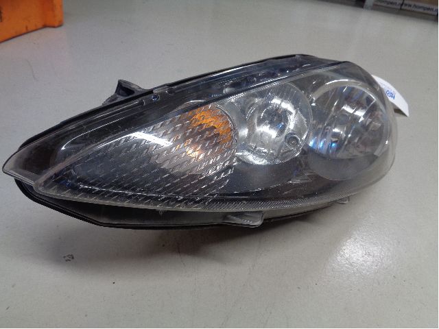 Frontlykt venstre halogen til Ford Fiesta 2008-2012 (Type VI, Fase 1)  (FORD|1734615|)