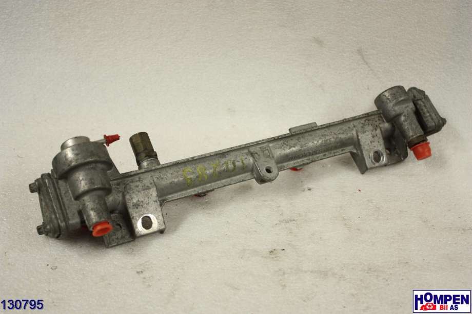 Dyseskinne (fuelrail) til Mercedes C-Klasse 1993-2000 (W202) (W202) (MERCEDES|A 111 070 21 95|A 111 070 18 95|R 111 078 10 45)