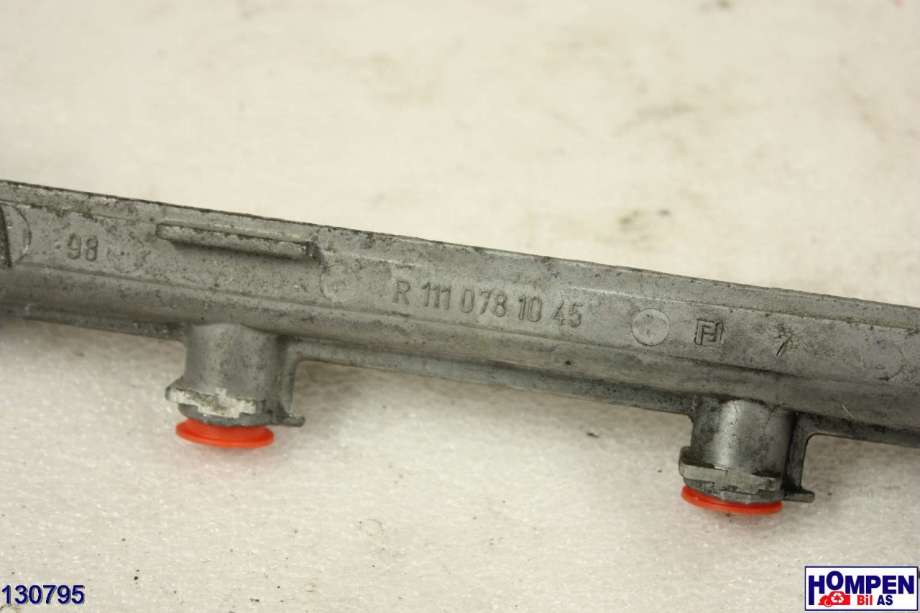 Dyseskinne (fuelrail) til Mercedes C-Klasse 1993-2000 (W202) (W202) (MERCEDES|A 111 070 21 95|A 111 070 18 95|R 111 078 10 45)