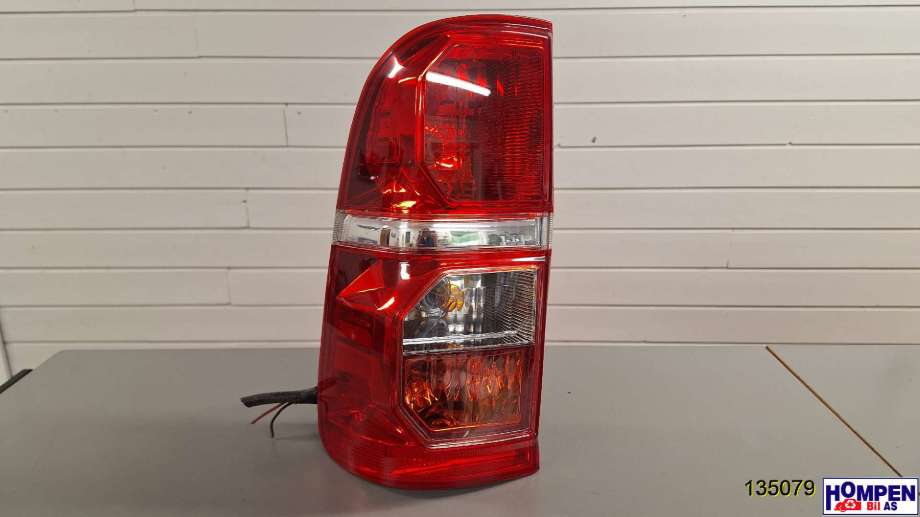 Baklykt venstre til Toyota Hilux, 2012-2016  (815600K160)