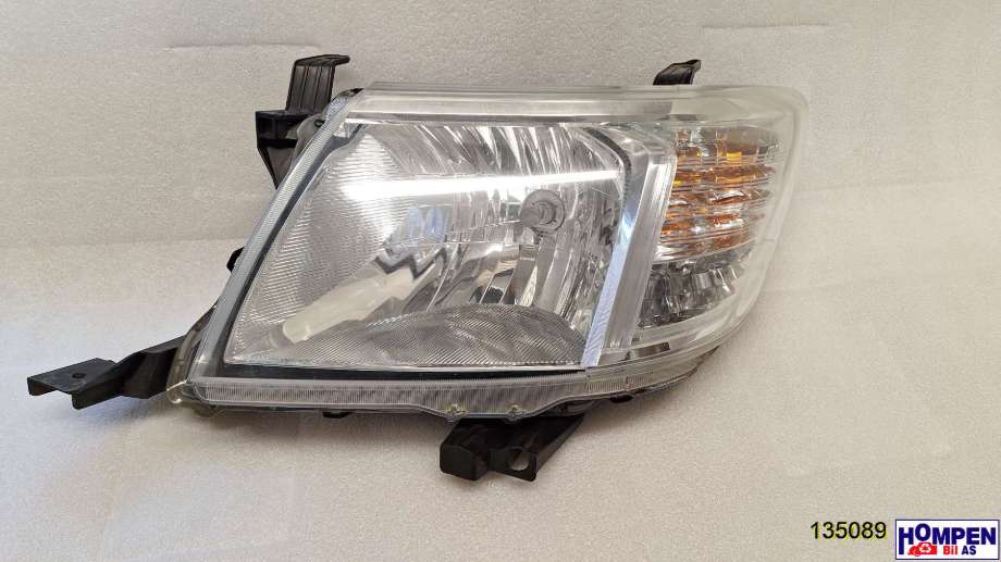 Frontlykt venstre halogen til Toyota Hilux, 2012-2016  (811500K401)