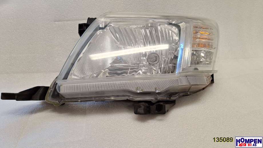 Frontlykt venstre halogen til Toyota Hilux 2012-2016 (811500K401|811500K400|)