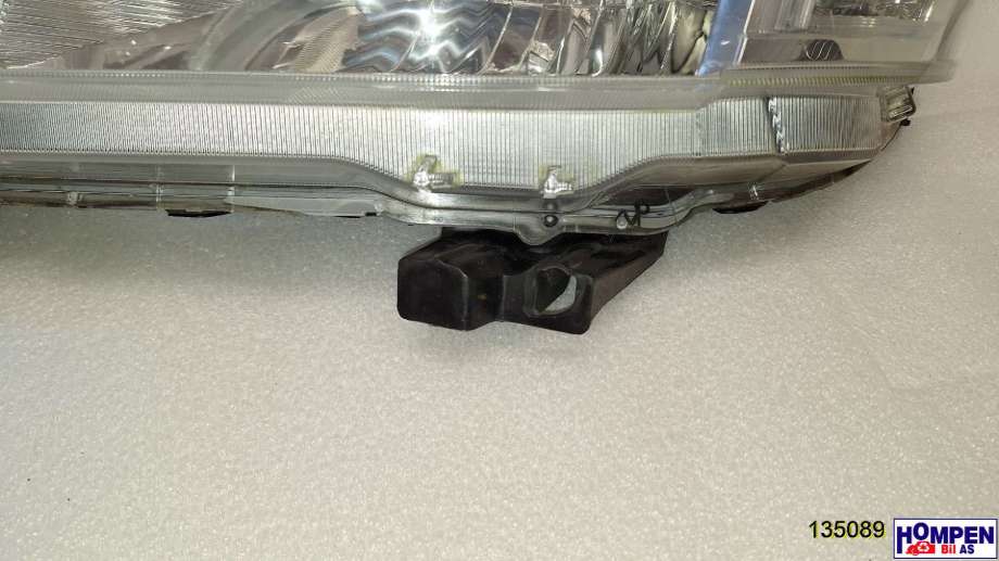 Frontlykt venstre halogen til Toyota Hilux 2012-2016  (811500K401|811500K400|)