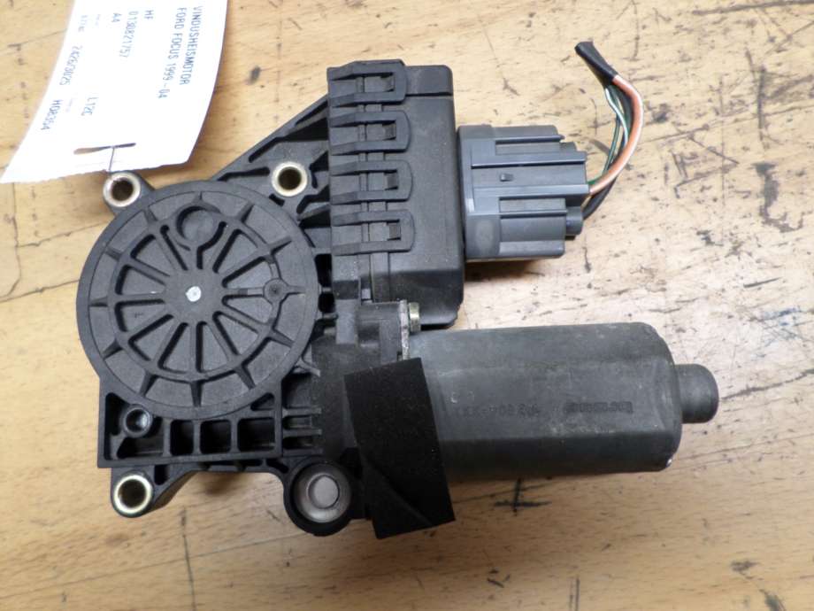 Ruteheis høyre foran til Ford Focus 1998-2004 (Type I)  (FORD||0130821757)