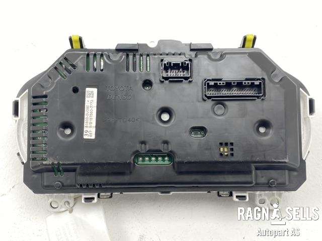 Instrumentpanel til Toyota Yaris 2014-2020 (Type III, Fase 2)  (838000U390|)