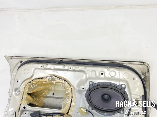 Dør høyre foran til Toyota Land Cruiser 120 2002-2009  (CHAMPAGNE FARGEKODE 587|)