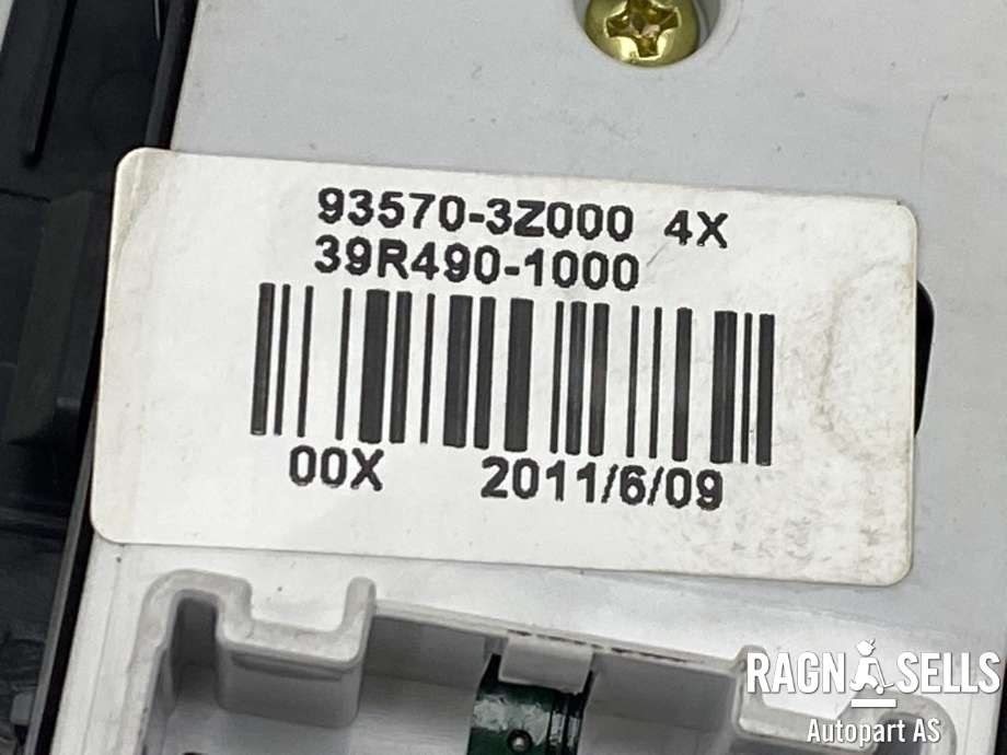 Bryter ruteheis førerdørspanel til Hyundai i40 2012-2017  (935703Z0004X|39R490-1000|935703Z000)