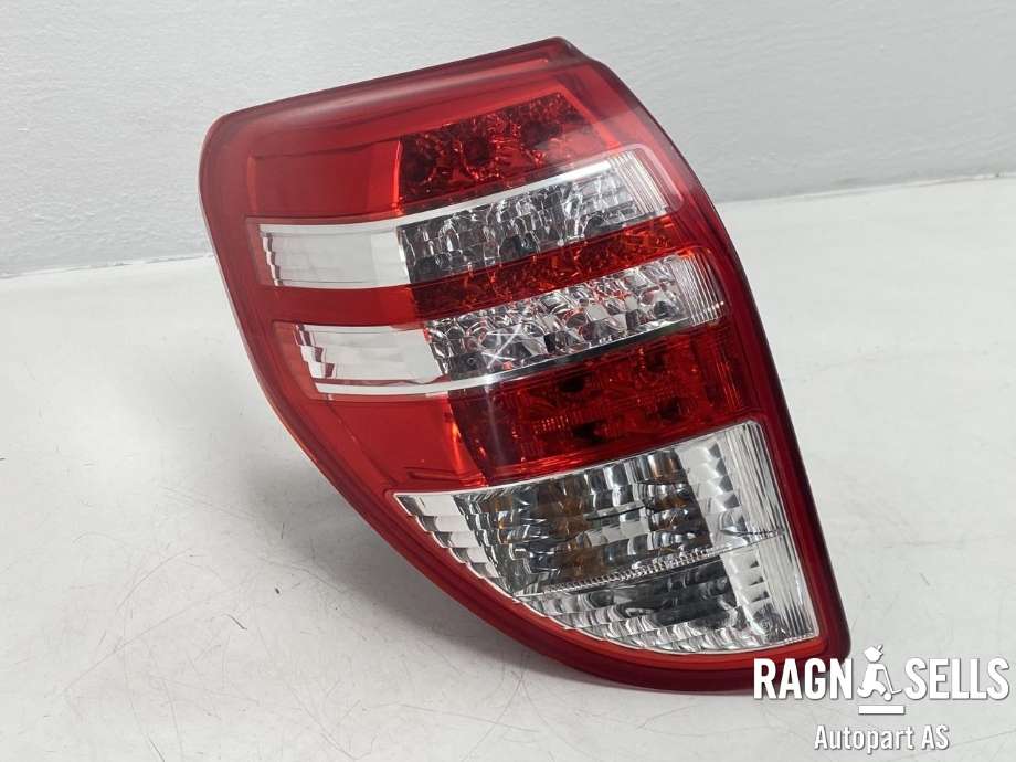 Baklykt venstre til Toyota RAV4, 2009-2013 (Type III, Fase 2)  (8156142120)