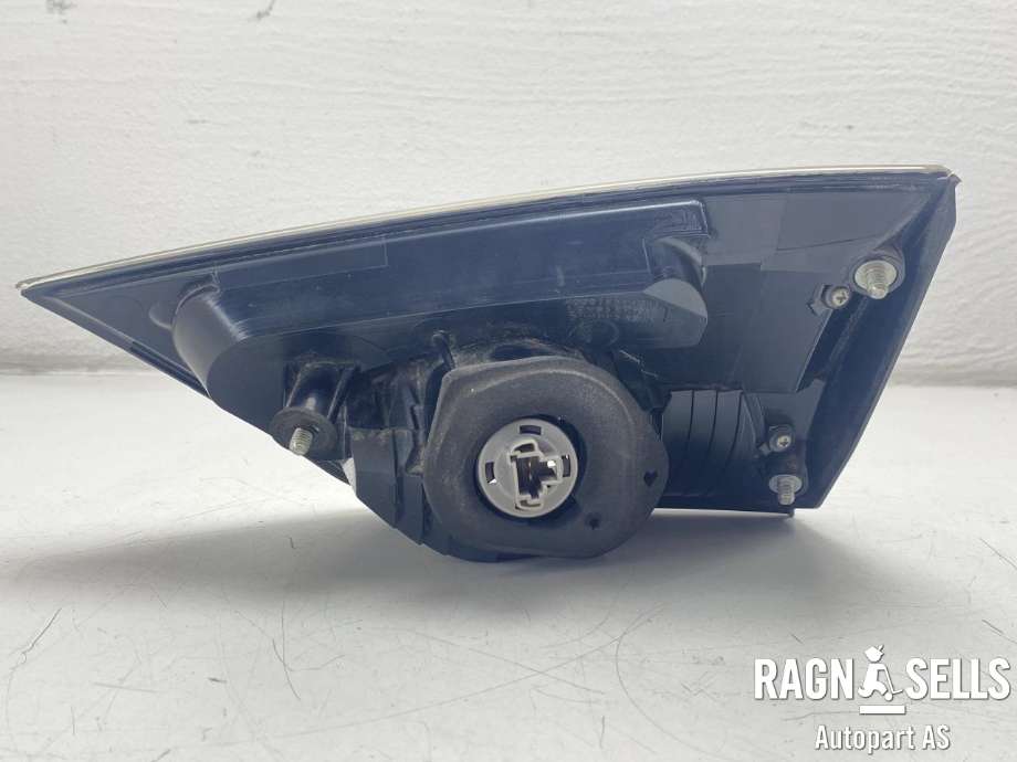 Baklykt venstre indre til Mitsubishi Outlander 2007-2010 (Type II, Fase 1)  (8331A005|)