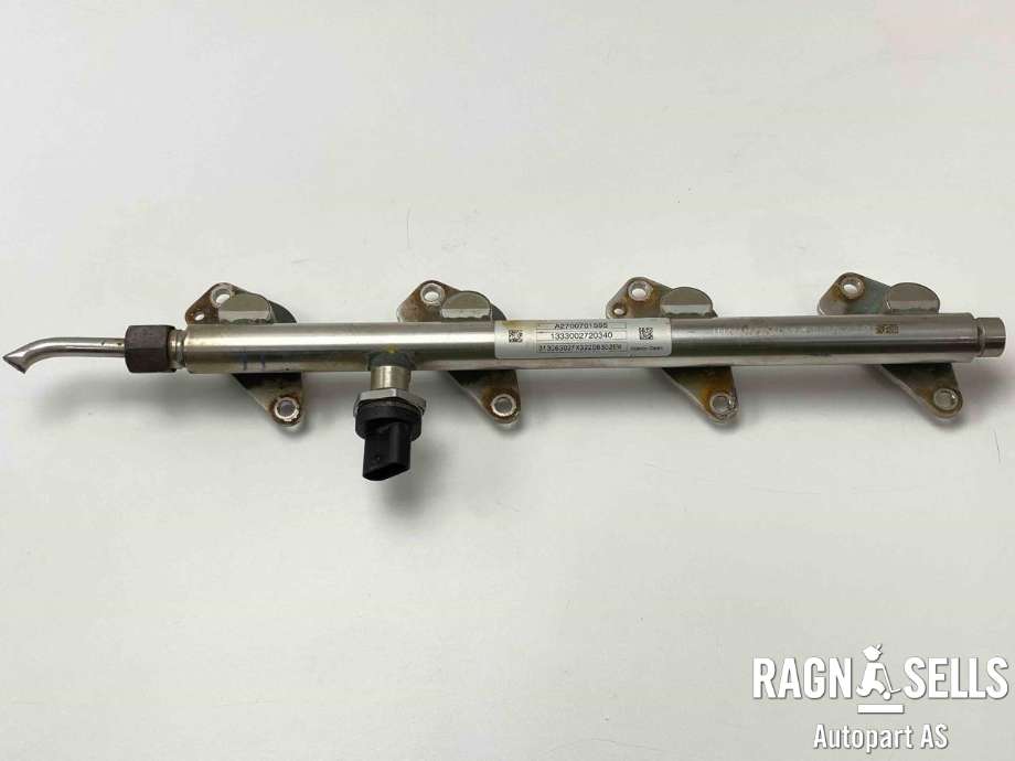 Dyseskinne (fuelrail) til Mercedes CLA, 2013-2019 (C117) (C117) 
