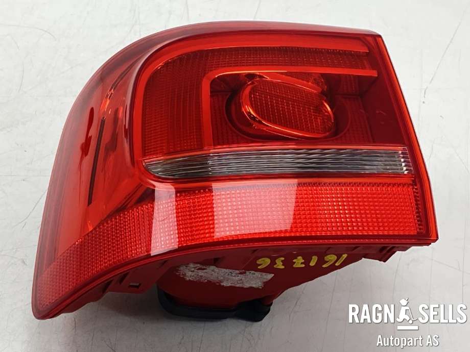 Baklykt venstre ytre til VW Touran 2010-2015 (Type I, Fase 3)  (1T0 945 095 R|)
