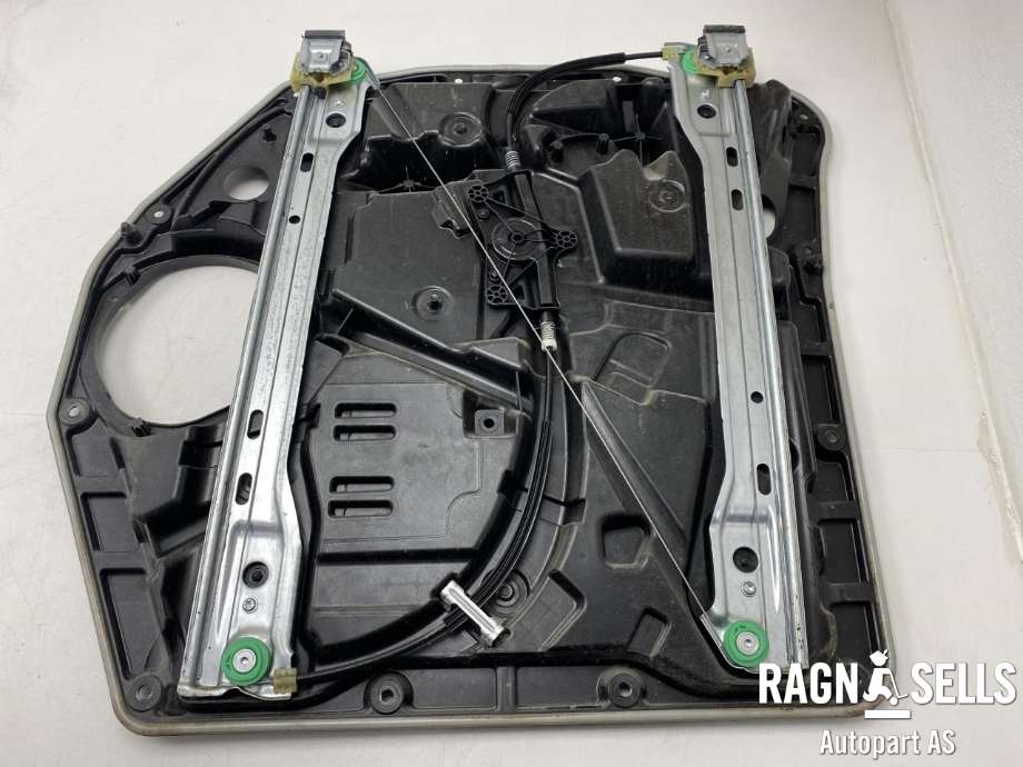 Ruteheis venstre foran til Mercedes Vito 2014-->> (W447) (W447) (A 447 720 39 00|)