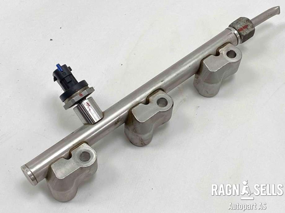 Dyseskinne (fuelrail) til Suzuki Vitara 2015-->> (Type IV)  (15700-50811||15700-50811-000|15210-68M00-000)