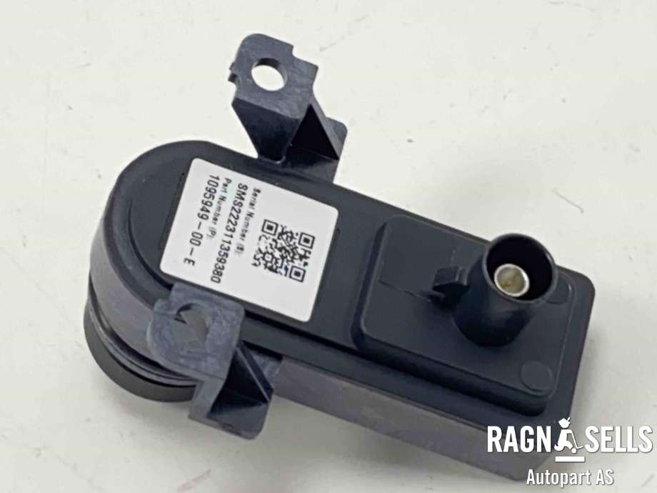 Parkeringskamera bak til Tesla Model Y 2021-2024 (Type I)  (1095949-00-E|)