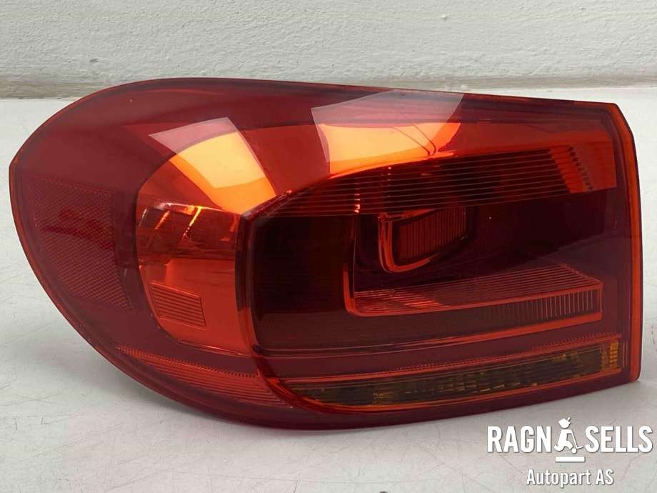 Baklykt venstre ytre til VW Tiguan, 2011-2016 (Type I, Fase 2)  (5N0 945 095 Q)