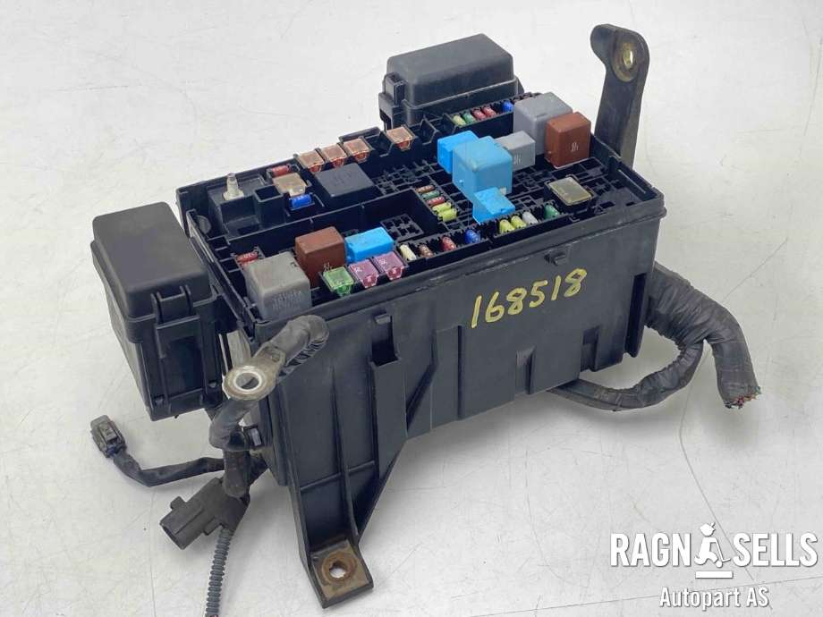 Sikringsboks motorrom til Toyota Land Cruiser 120, 2002-2009  (8274135110)