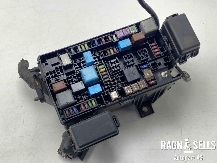 Sikringsboks motorrom til Toyota Land Cruiser 120 2002-2009  (8274135110|)