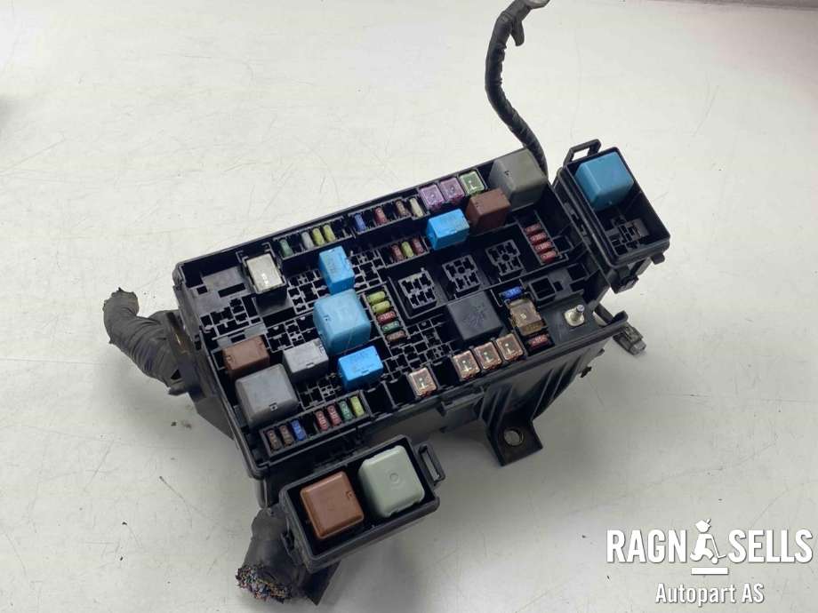 Sikringsboks motorrom til Toyota Land Cruiser 120 2002-2009  (8274135110|)