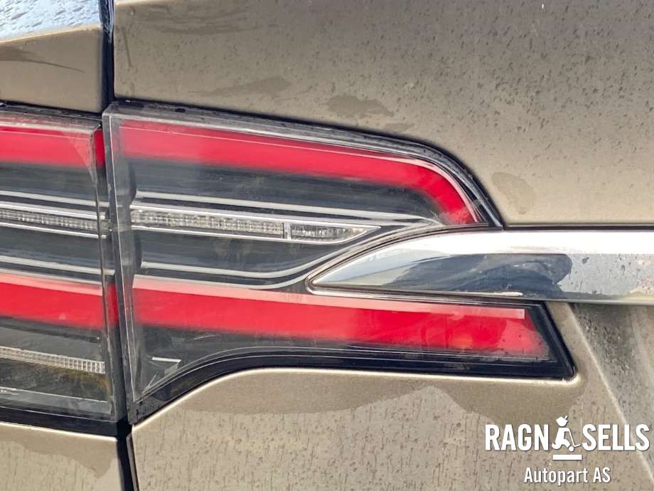 Baklykt venstre indre til Tesla Model X, 2016-->>  (103433800A)