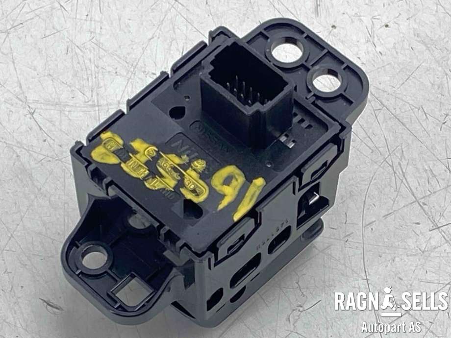 Bryter elektrisk håndbrekk/parkbrems til Nissan Qashqai 2014-2021 (Type II)  (251754BA0A|)