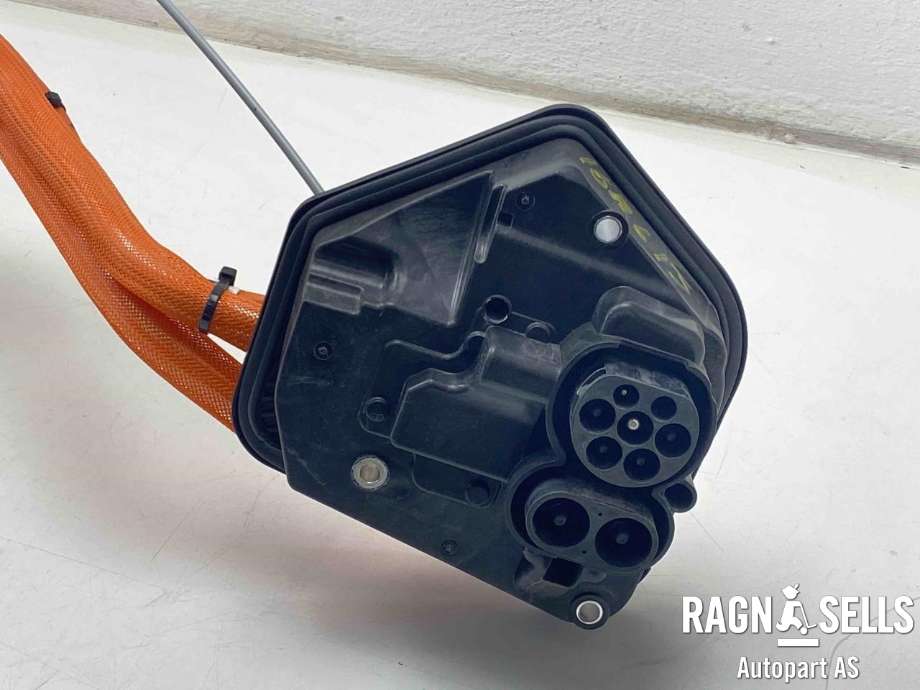 Batterilader inntak/luke til Tesla Model Y 2021-2024 (Type I)  (1490374-20-D|1509395-10-C|1501773-60-C)