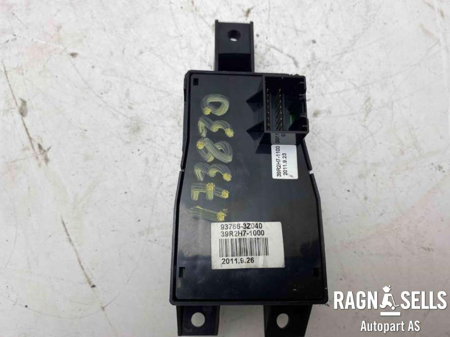 Bryter elektrisk håndbrekk/parkbrems til Hyundai i40 2012-2017  (937663Z0404X|93766 3Z040|39R2H7-1000)