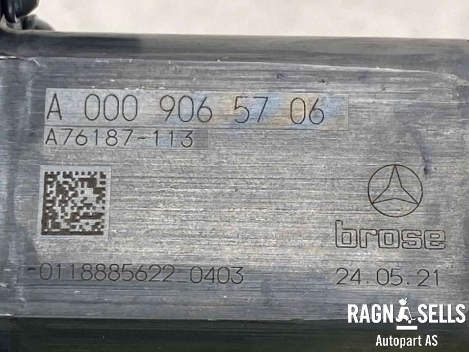 Ruteheis, kun motor, høyre foran til Mercedes EQC 2019-->>  (A 000 906 57 06||A 000 906 28 10)