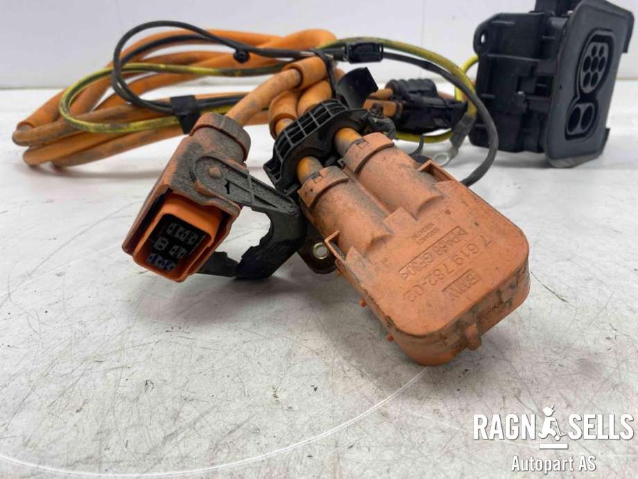 Batterilader inntak/luke til BMW i3 2013-2022  (61 12 5 A47 889|)