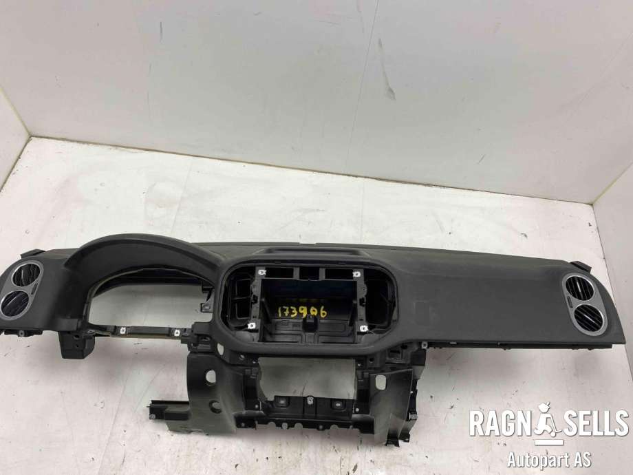 Dashbord til VW Tiguan, 2007-2011 (Type I, Fase 1)  (5N1 857 001 E)