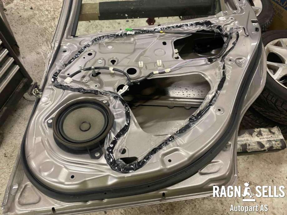 Dør høyre bak til Toyota Yaris 2014-2020 (Type III, Fase 2)  (670030D190||6711352150)