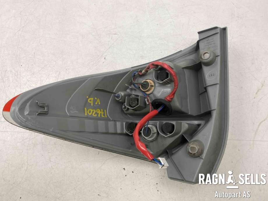 Baklykt venstre til Toyota Verso-S 2011-2015 (COMBI) (COMBI) (8156152730|)