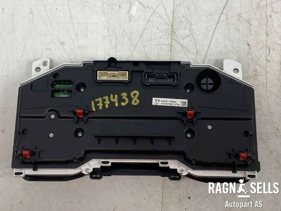 Instrumentpanel til Toyota Yaris Cross (SUV) 2021-->>  (83800F5B60|)