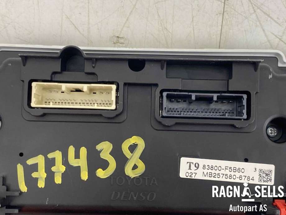 Instrumentpanel til Toyota Yaris Cross (SUV) 2021-->>  (83800F5B60|)
