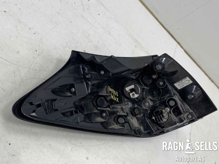 Baklykt høyre ytre til Toyota Yaris Cross (SUV) 2021-->>  (815500DE20|)