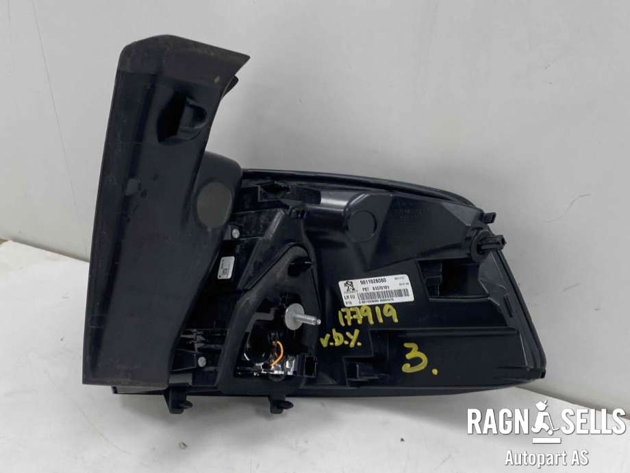 Baklykt venstre ytre til Peugeot 5008 2017-->> (Type II)  (9811028080|)