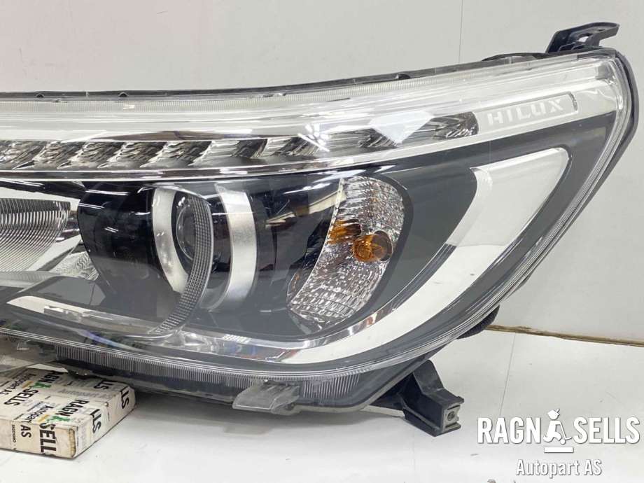Frontlykt venstre halogen til Toyota Hilux 2016-2020  