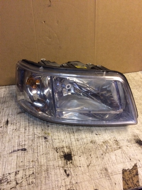 Frontlykt høyre halogen til VW Transporter / Caravelle, 2003-2009 (Fase 1) (T5) (T5) 