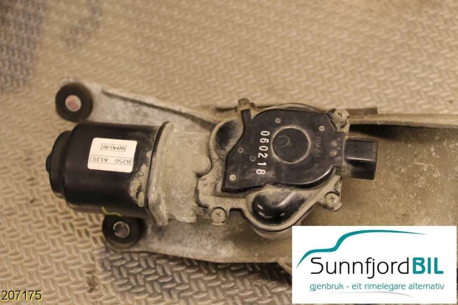 Viskermotor frontrute til Mitsubishi L200, 2006-2015 (Type IV)  (MITSUBISHI|8250A125)