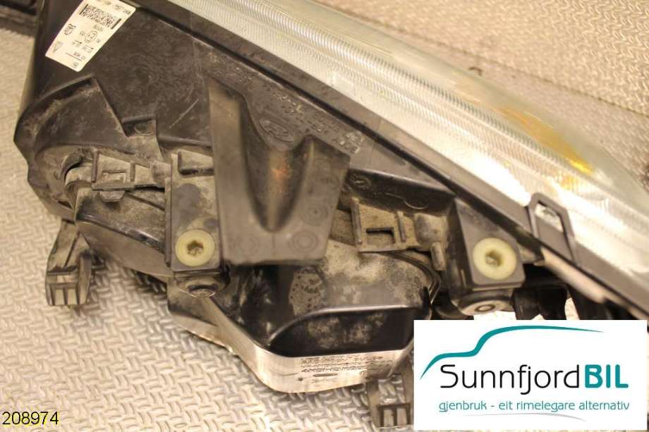 Frontlykt høyre halogen til Ford Focus 2004-2007 (Type II, Fase 1)  (FORD|4M5113W029|)