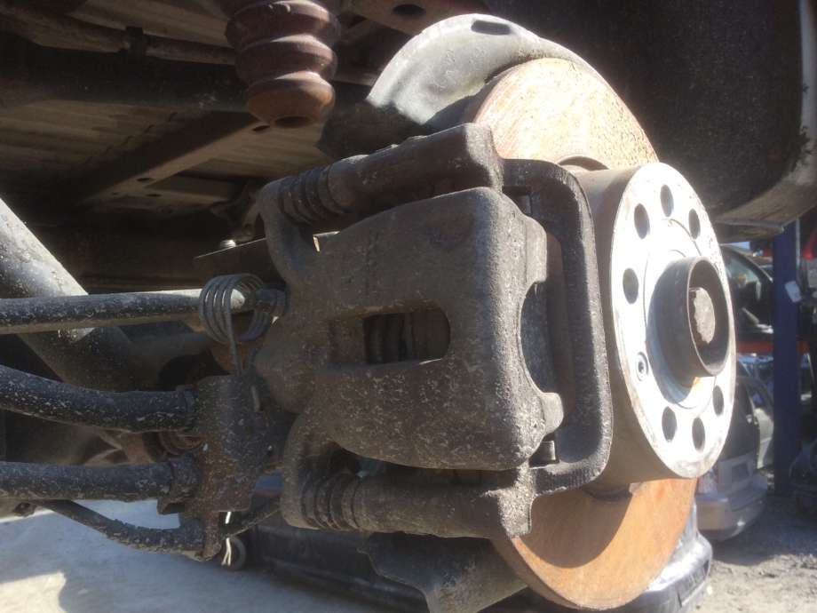 Bremsecaliper venstre bak til VW Caddy 2010-2015 (Type III, Fase 2) (VOLKSWAGEN|)