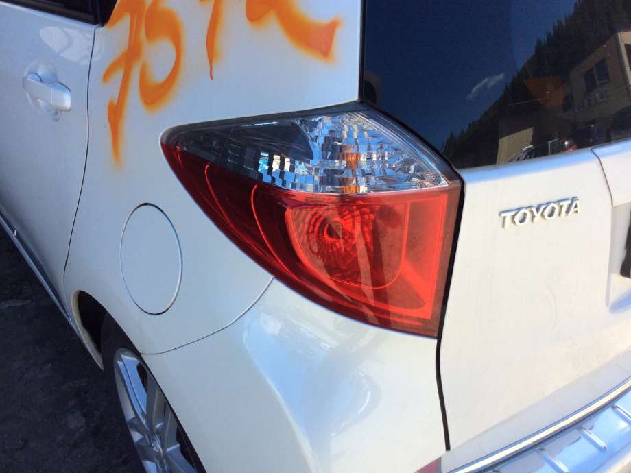 Baklykt venstre til Toyota Verso-S, 2011-2015 (COMBI) (COMBI) (TOYOTA|8156152730)