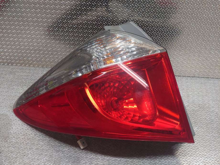 Baklykt venstre til Toyota Verso-S 2011-2015 (COMBI) (COMBI) (TOYOTA|8156152730|81561-52730|)