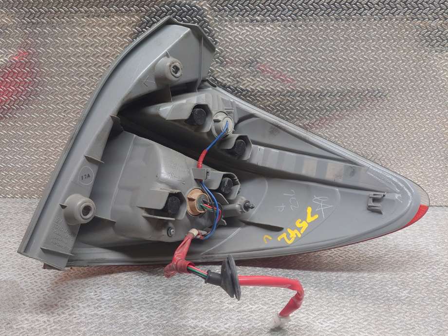 Baklykt venstre til Toyota Verso-S 2011-2015 (COMBI) (COMBI) (TOYOTA|8156152730|81561-52730|)