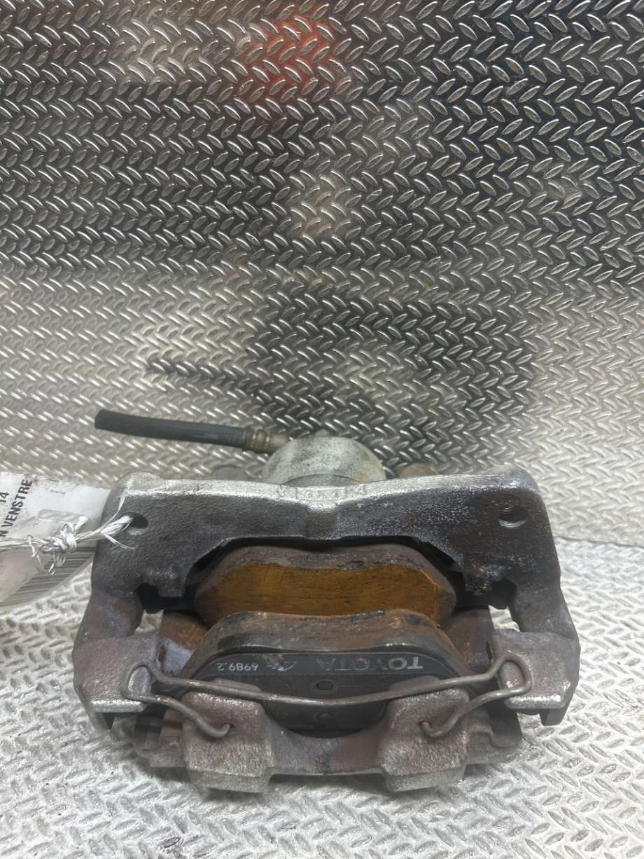 Bremsecaliper venstre foran til Toyota Yaris, 2012-2014 (Type III, Fase 1)  (TOYOTA|477500D070)
