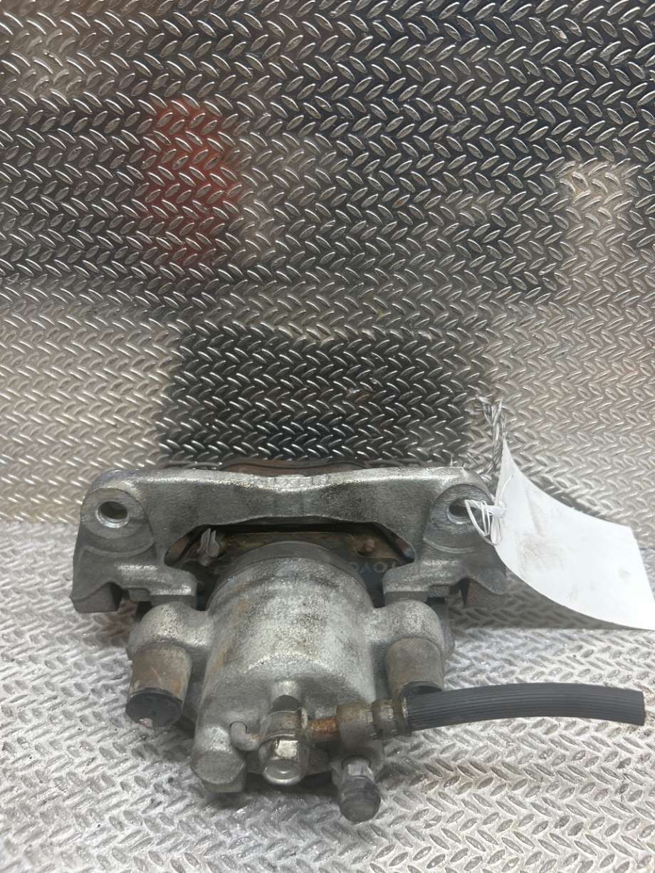 Bremsecaliper venstre foran til Toyota Yaris 2012-2014 (Type III, Fase 1)  (TOYOTA|477500D070|)