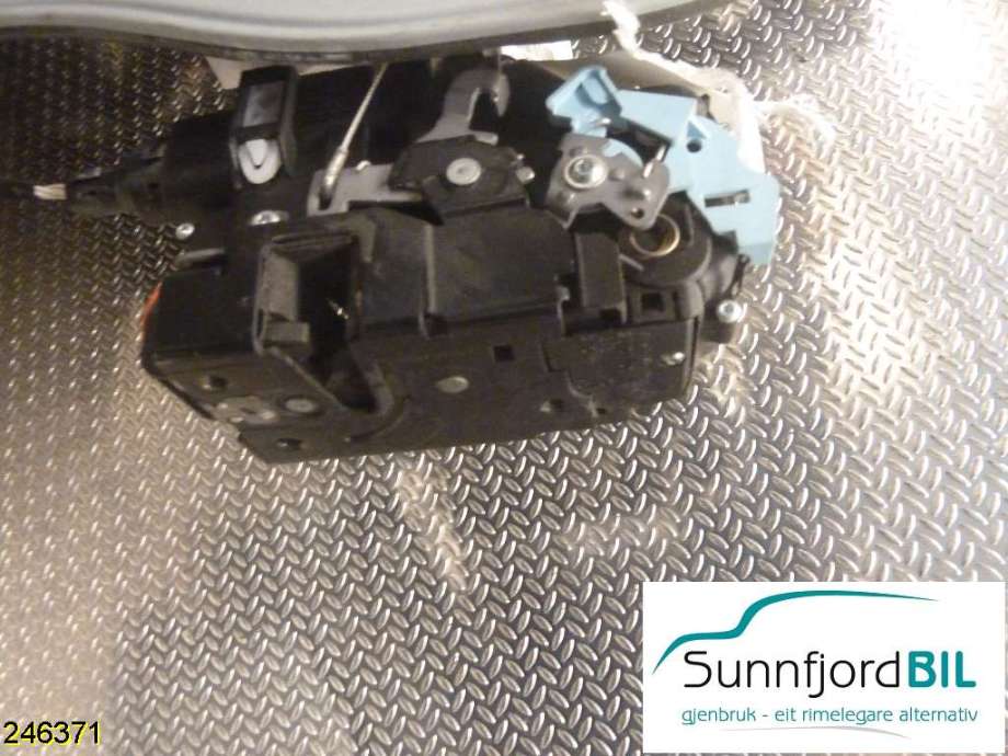 Låsekasse høyre foran til VW Caddy 2010-2015 (Type III, Fase 2)  (VOLKSWAGEN|3D1837016AQ|)